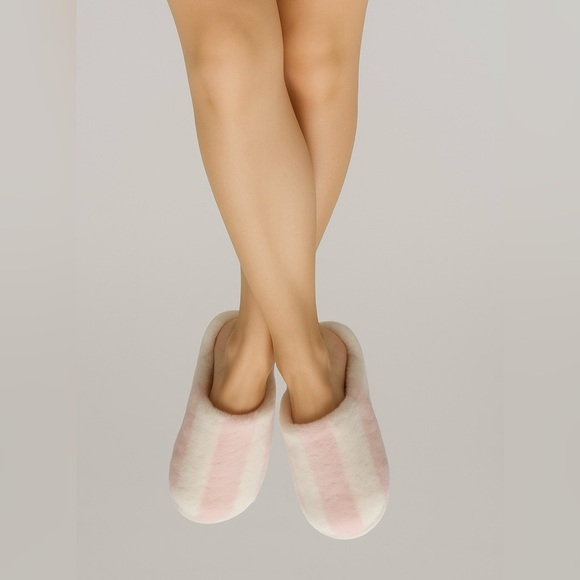 1235- Victoria’s Secret Pink & White Fuzzy Slippers Size L NWT - Picture 1 of 8